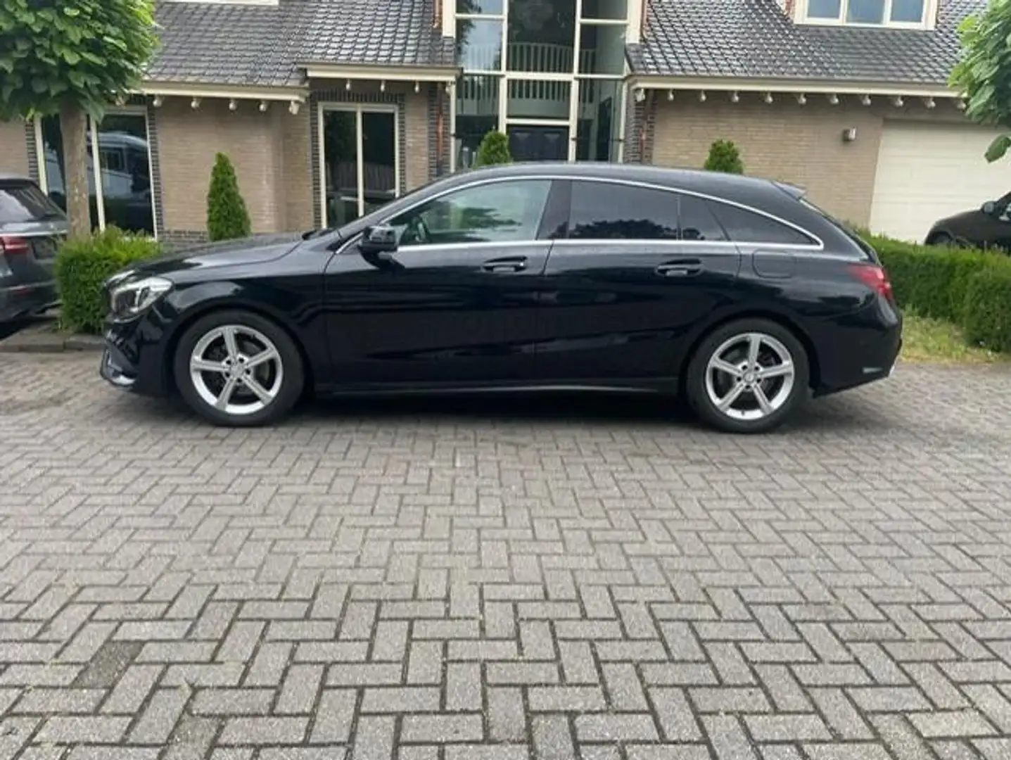 Mercedes-Benz CLA 180 Shooting Brake AMG LINE NAVI Zwart - 2