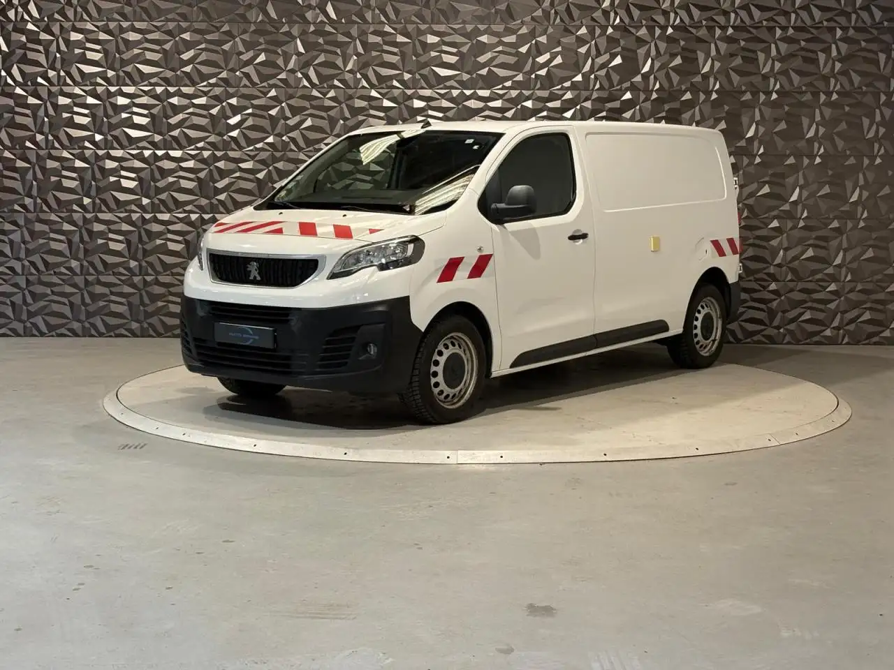 Peugeot Expert Expert Standard 2.0 BlueHDi - 120 S\u0026S III FOURGON Fourgon Premium PHASE 1 — photo 1 of 16