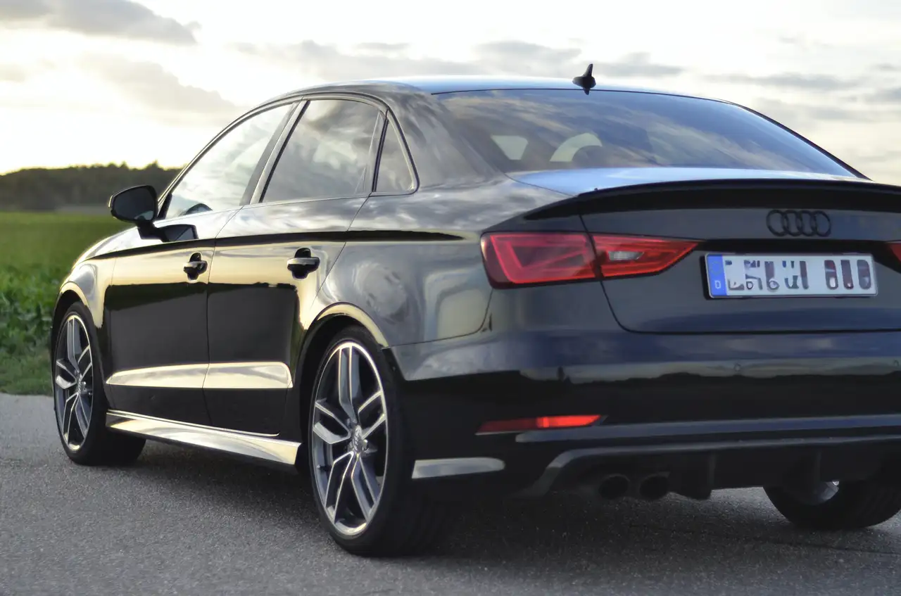 Audi S3 Limousine S tronic — photo 1 of 20