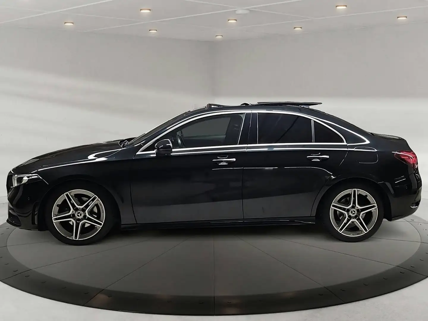 Mercedes-Benz A 180 d * LIMO * AMG * PANO * VIRTUAL COCKPIT * 2. BESITZ * KAMERA * LED * KEYLESS-GO * Schwarz - 2