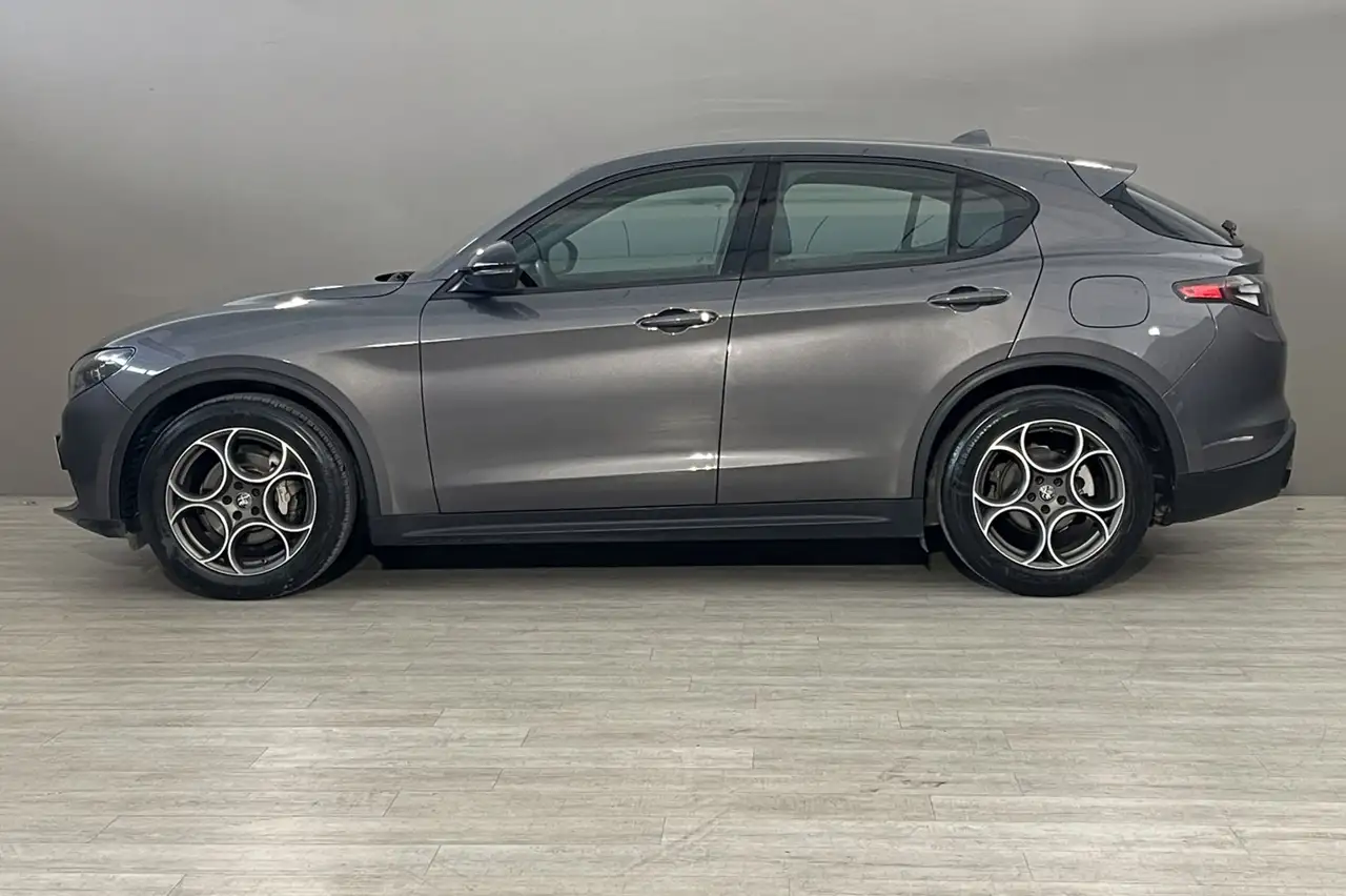 Alfa Romeo Stelvio 2023 — фото 8
