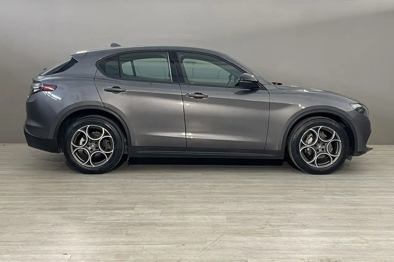 Alfa Romeo Stelvio 2023