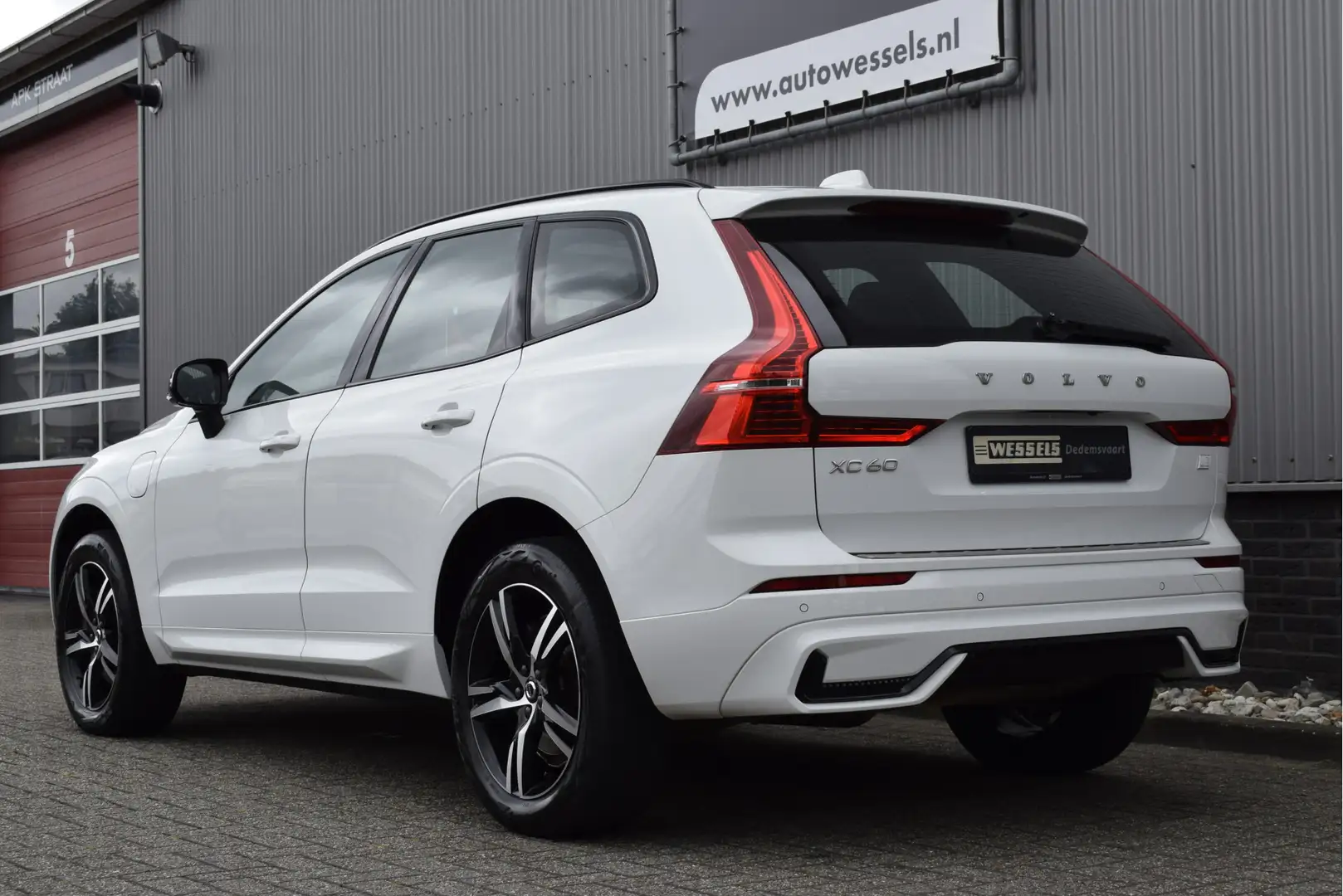 Volvo XC60 2.0 T6 Plug-in hybrid AWD R-Design Panorama, Harma Wit - 2