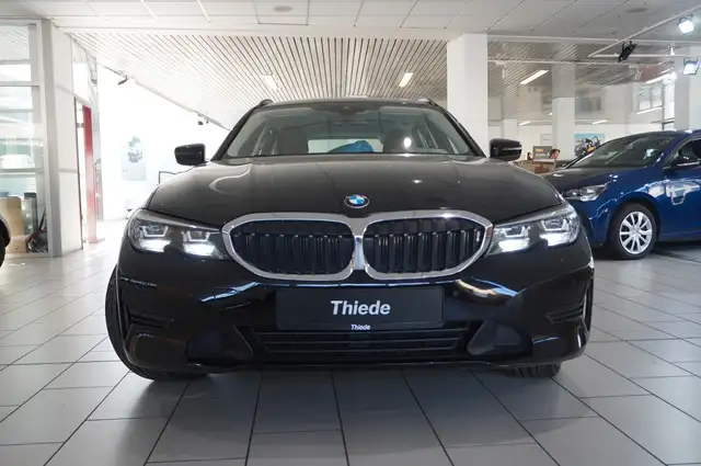 BMW 3 Series view 5