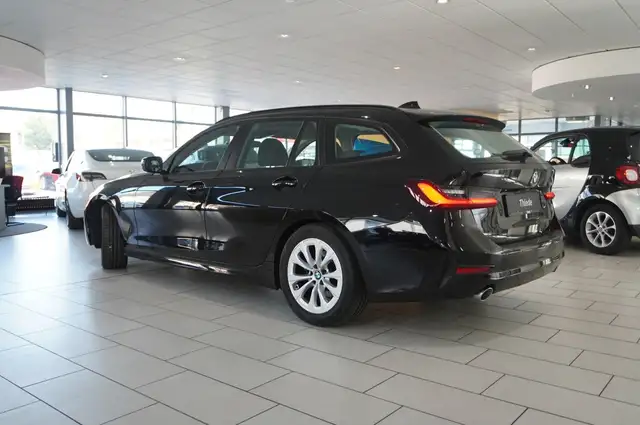 BMW 3 Series view 9