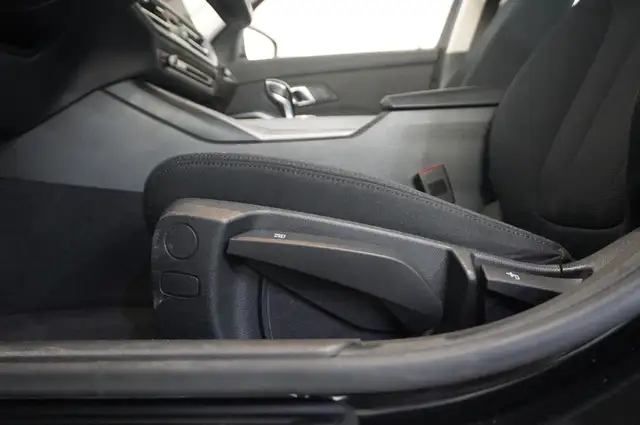 BMW 3 Series view 14