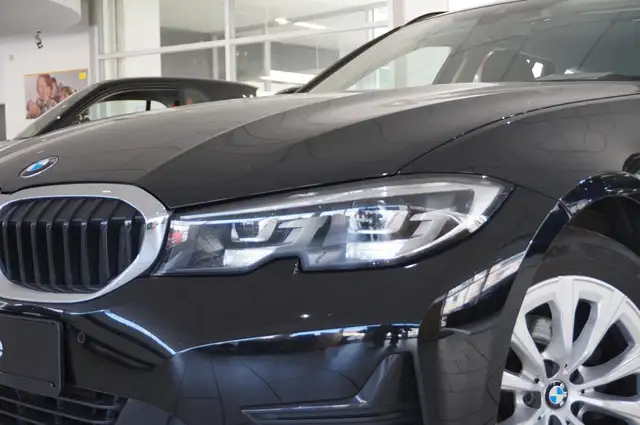 BMW 3 Series view 4