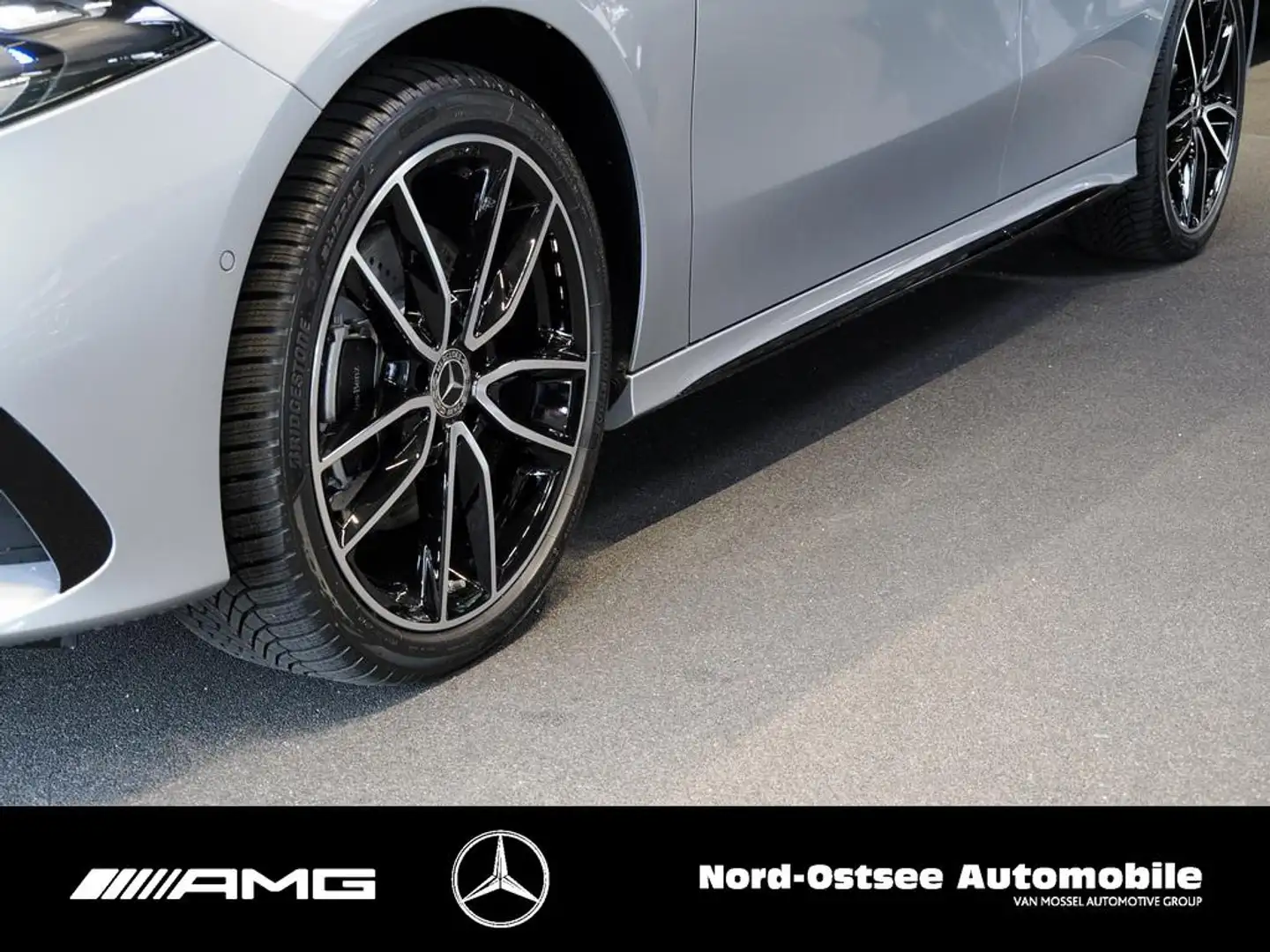 Mercedes-Benz A 250 e  AMG NIGHT PANO AHK DISTRONIC WINTER-PAK Silber - 2