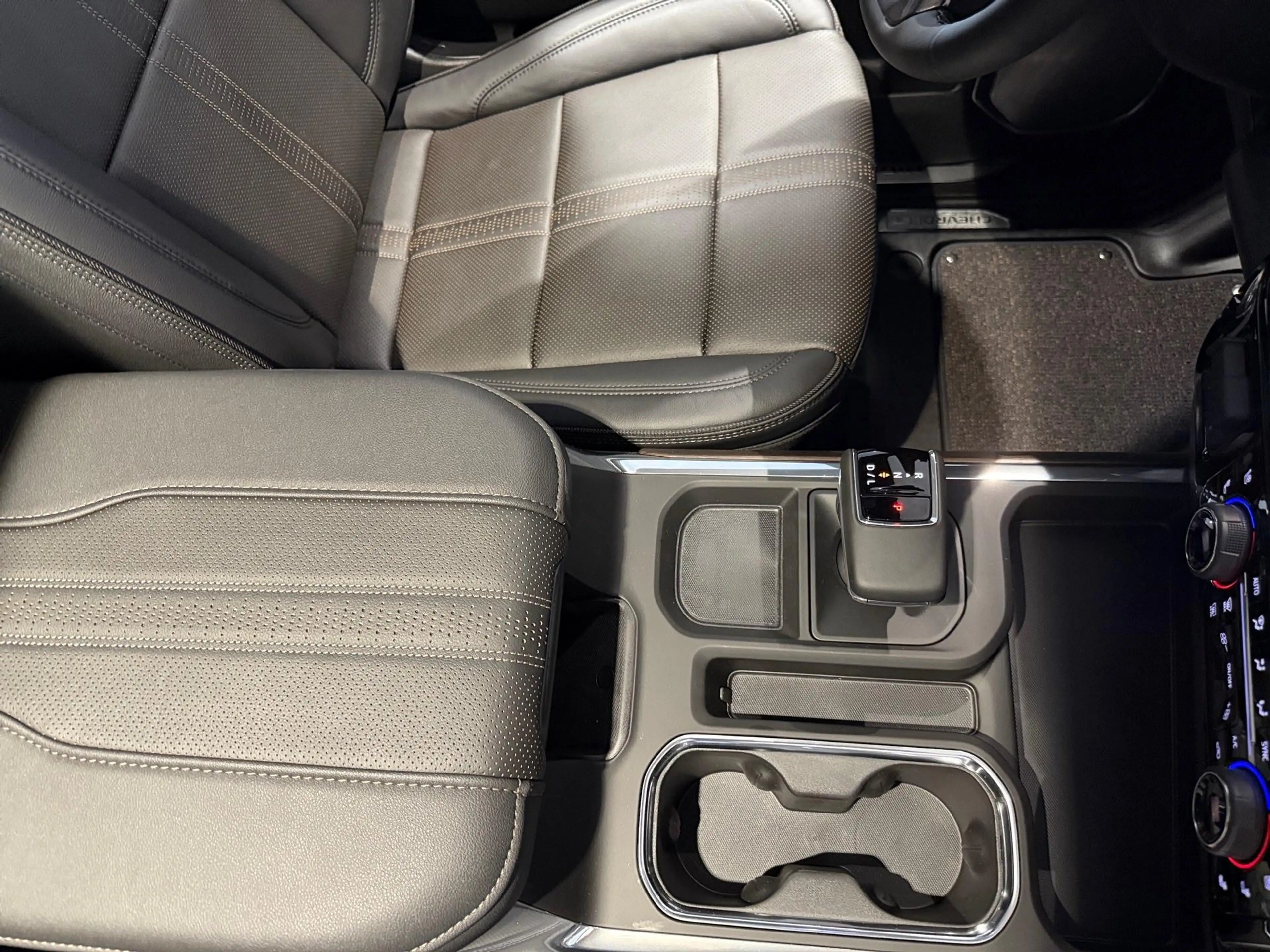 Chevrolet Silverado 1500 HIGH COUNTRY V8 6.2 — photo 10