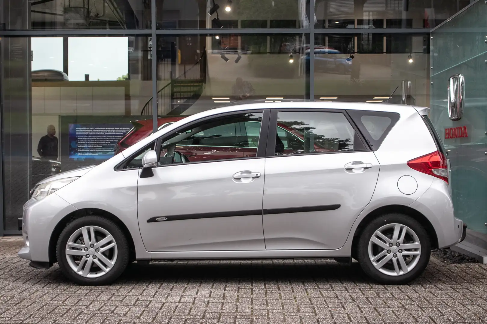 Subaru Trezia 1.3 Luxury - All-in rijklaarprijs | Trekhaak | Air Grijs - 2