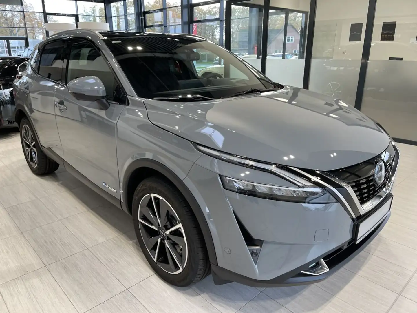 Nissan Qashqai 1.5 VC-T e-Power Tekna Design-Paket Grau - 2