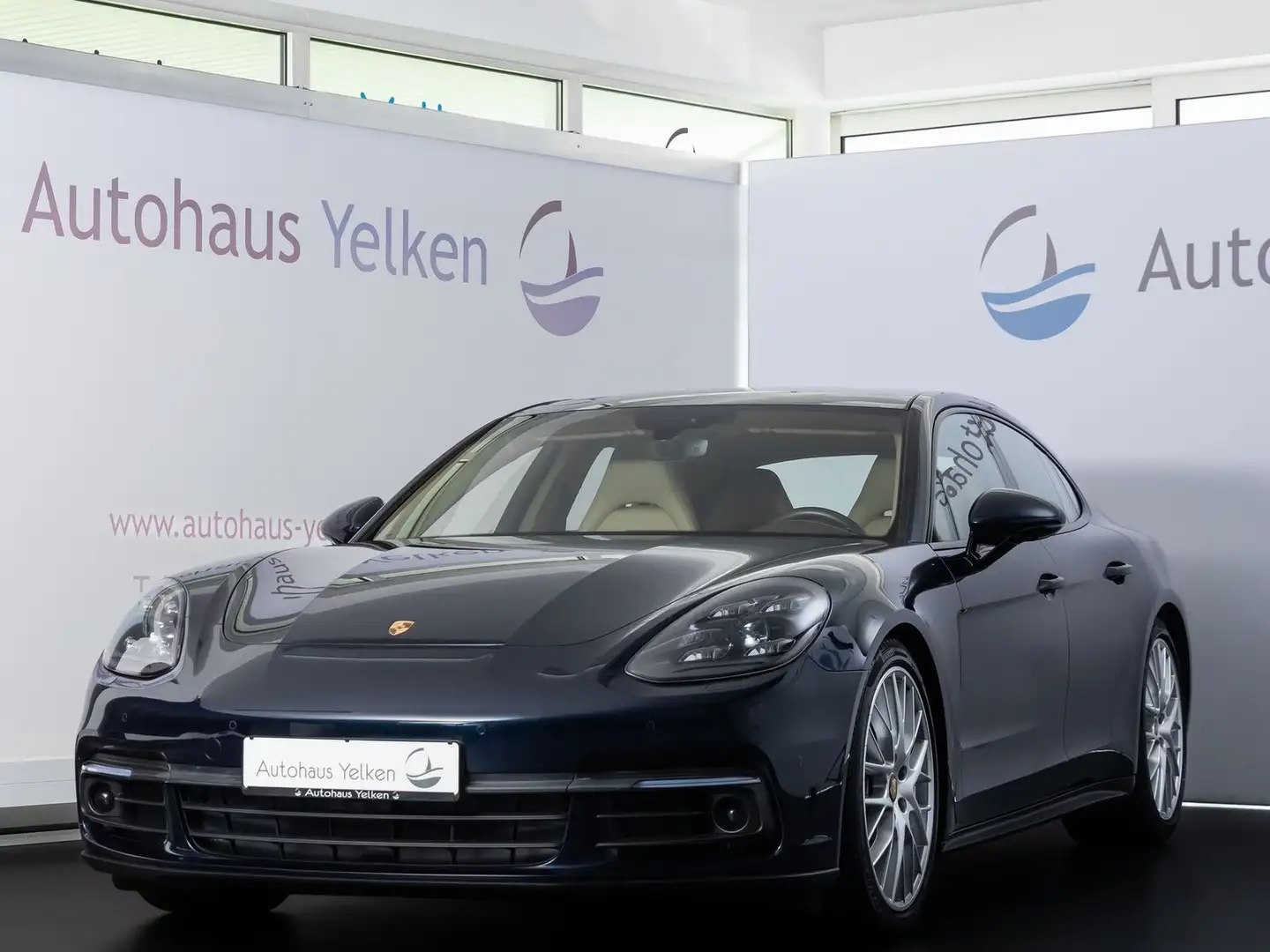 Porsche Panamera *MATRIX*ACC*PANO*LUFT*BOSE*360° Modrá - 1