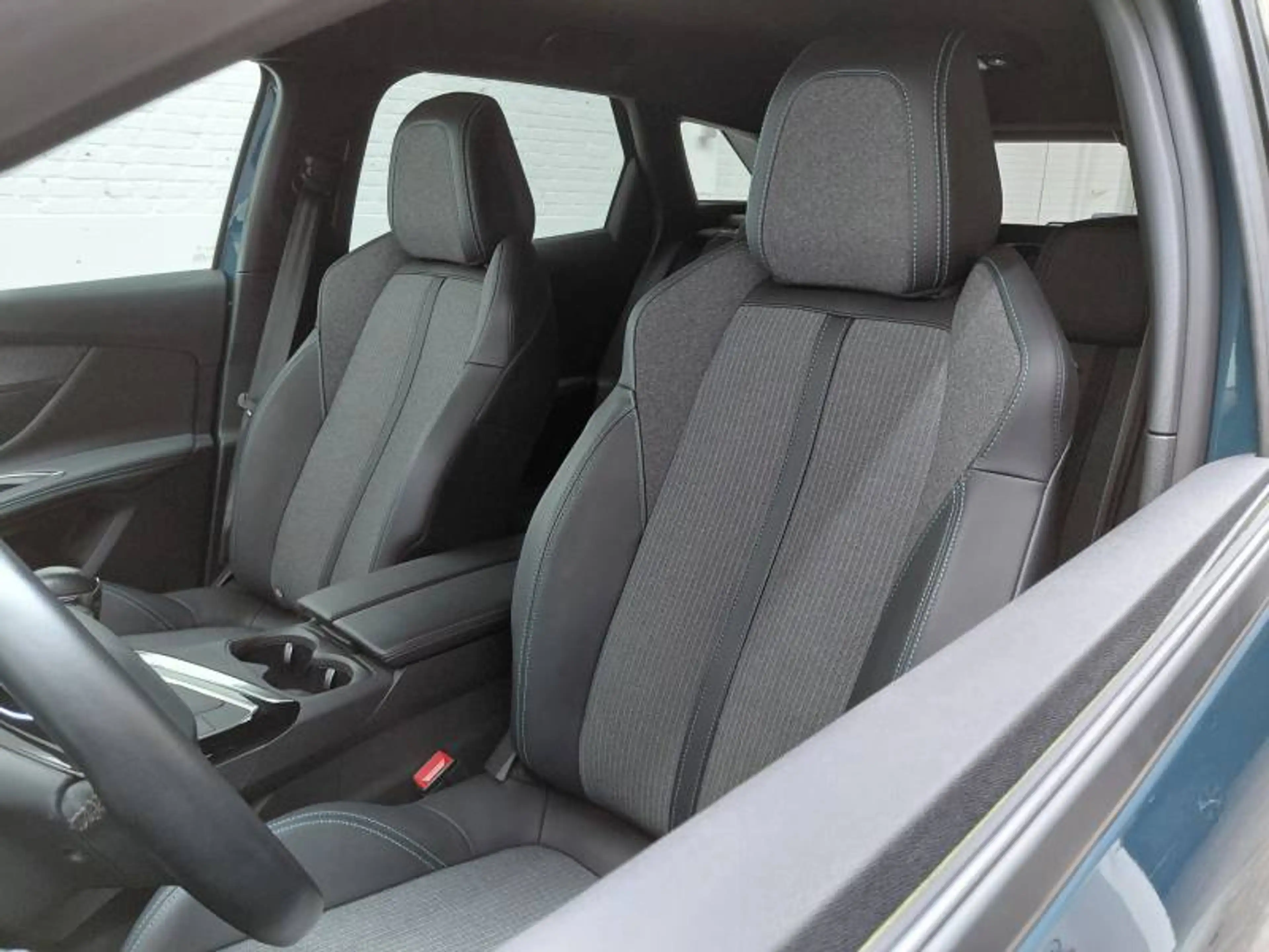 Peugeot 3008 2 1.2 PureTech 96kW S&S Allure Pack — photo 11