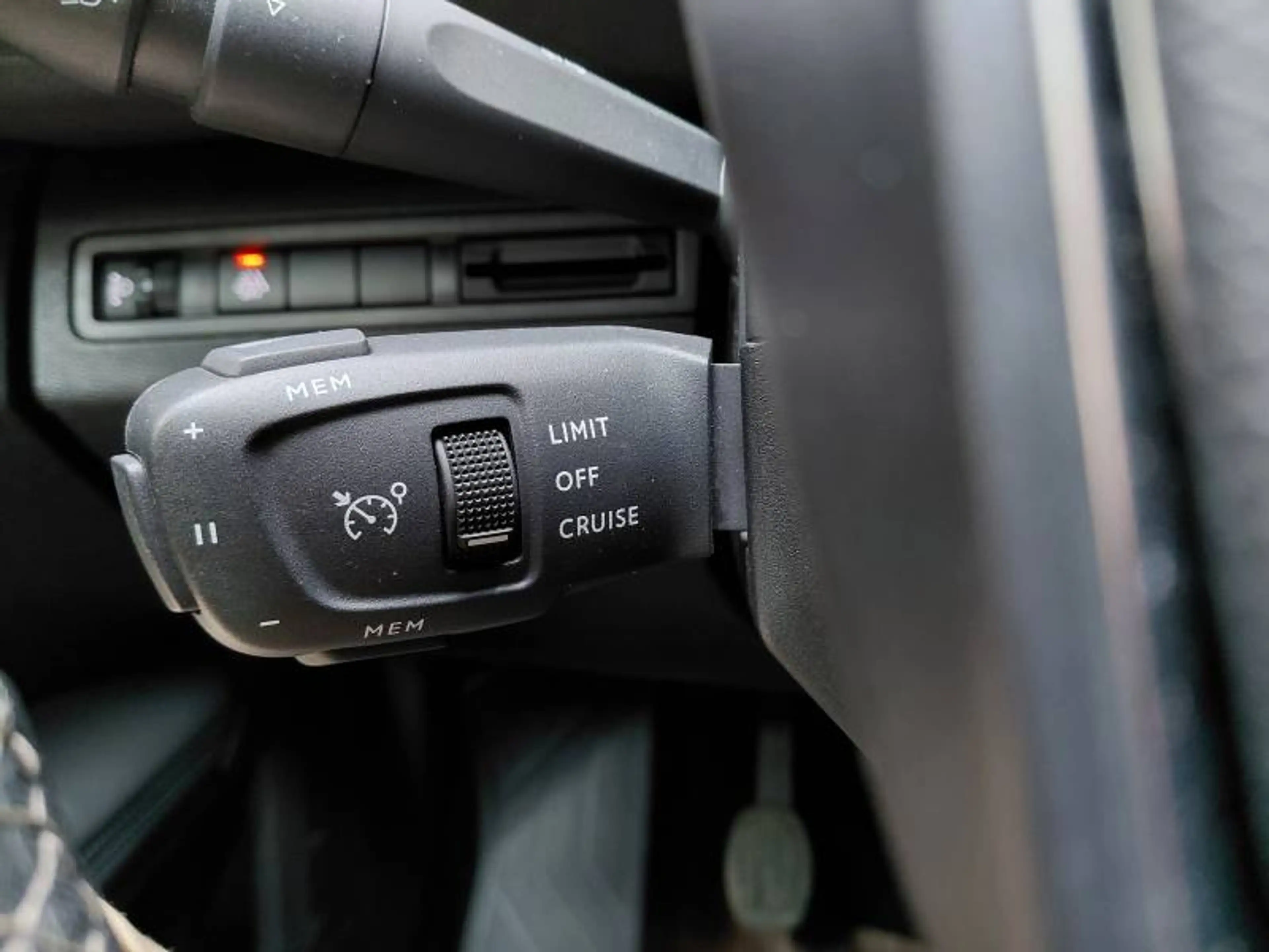 Peugeot 3008 2 1.2 PureTech 96kW S&S Allure Pack — photo 15