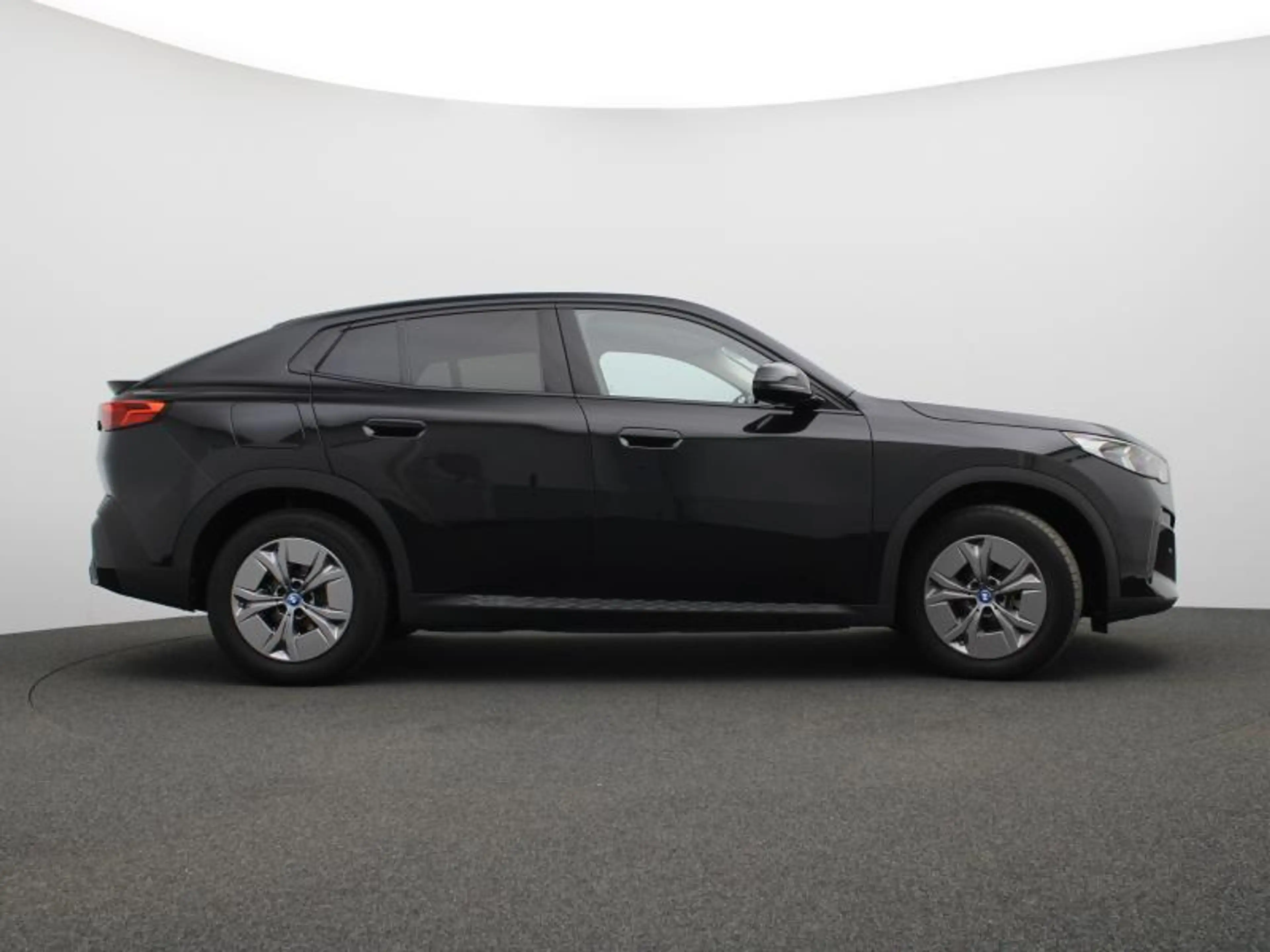 BMW iX2 eDrive20 — photo 3