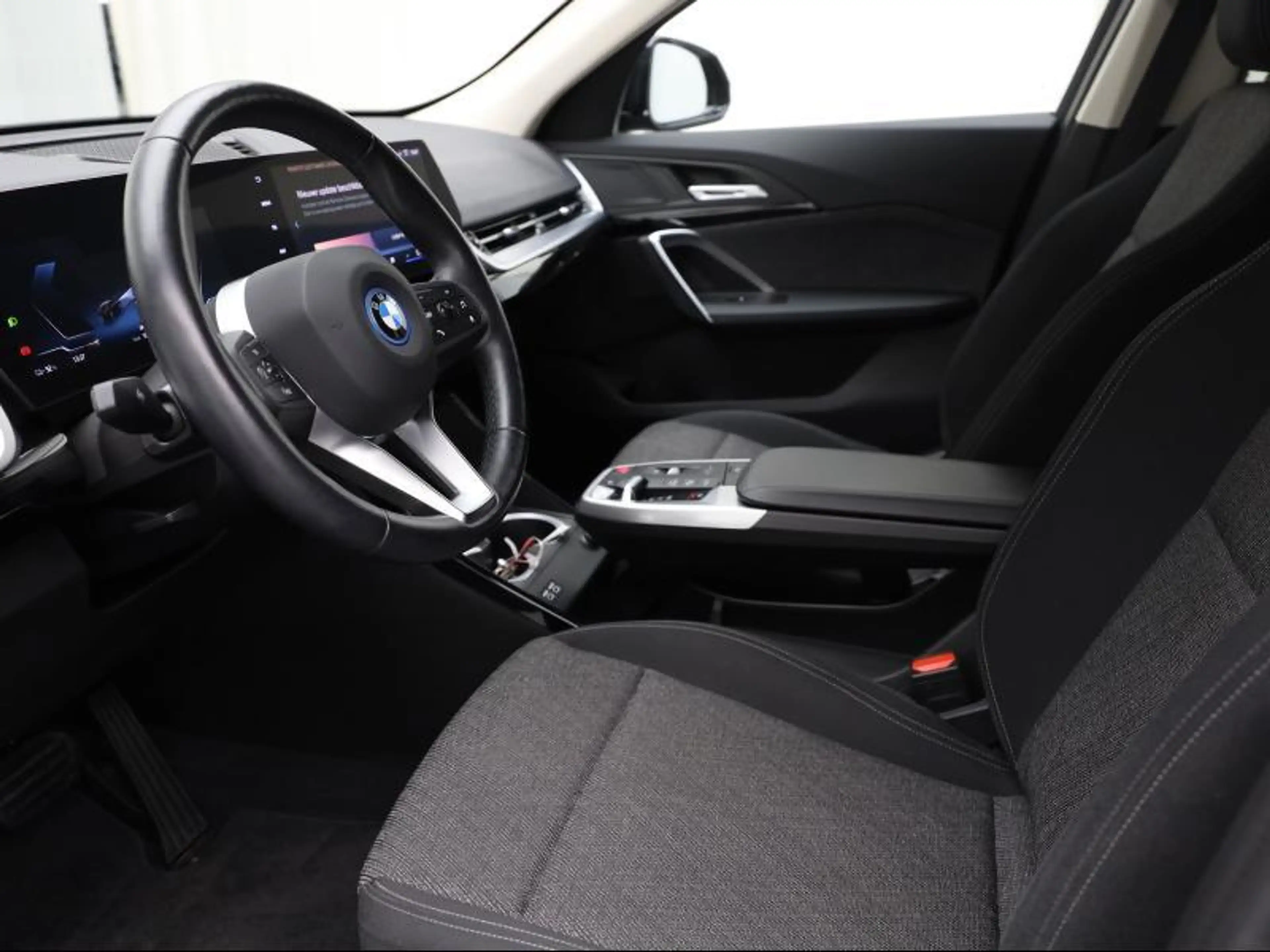 BMW iX2 eDrive20 — photo 6