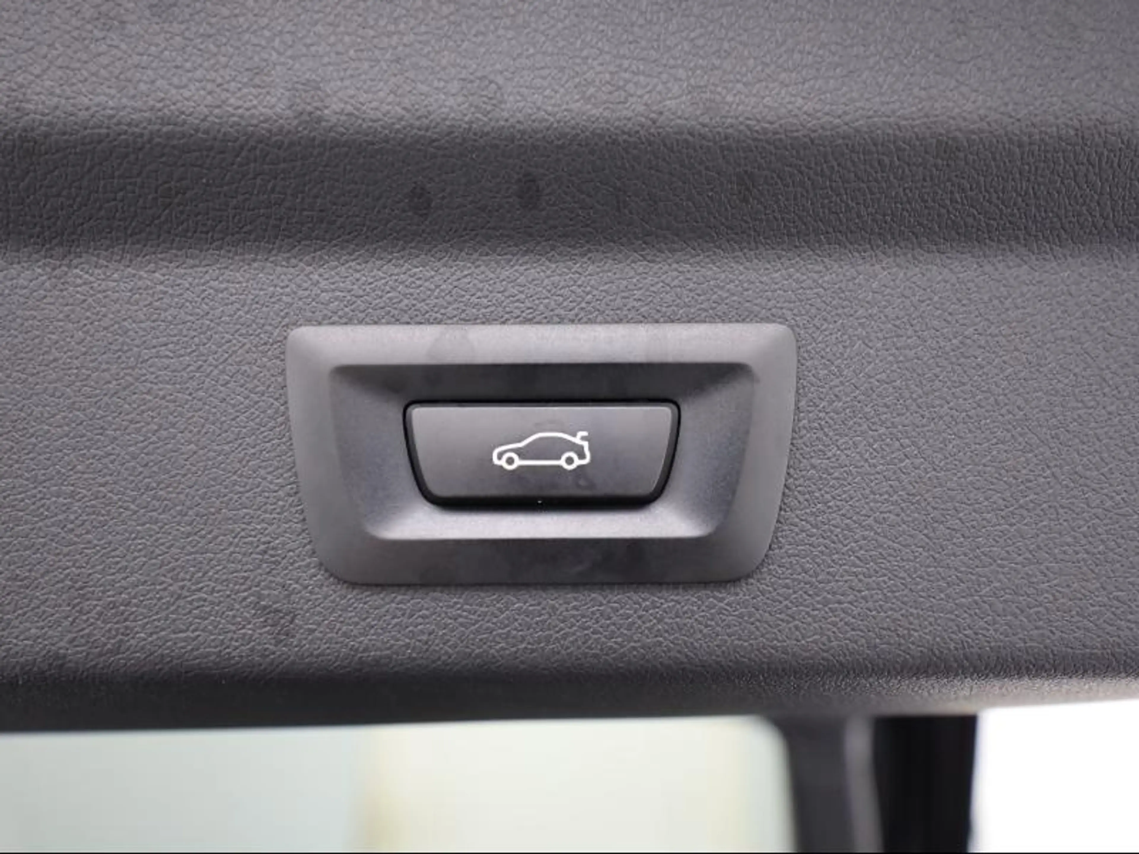 BMW iX2 eDrive20 — photo 18