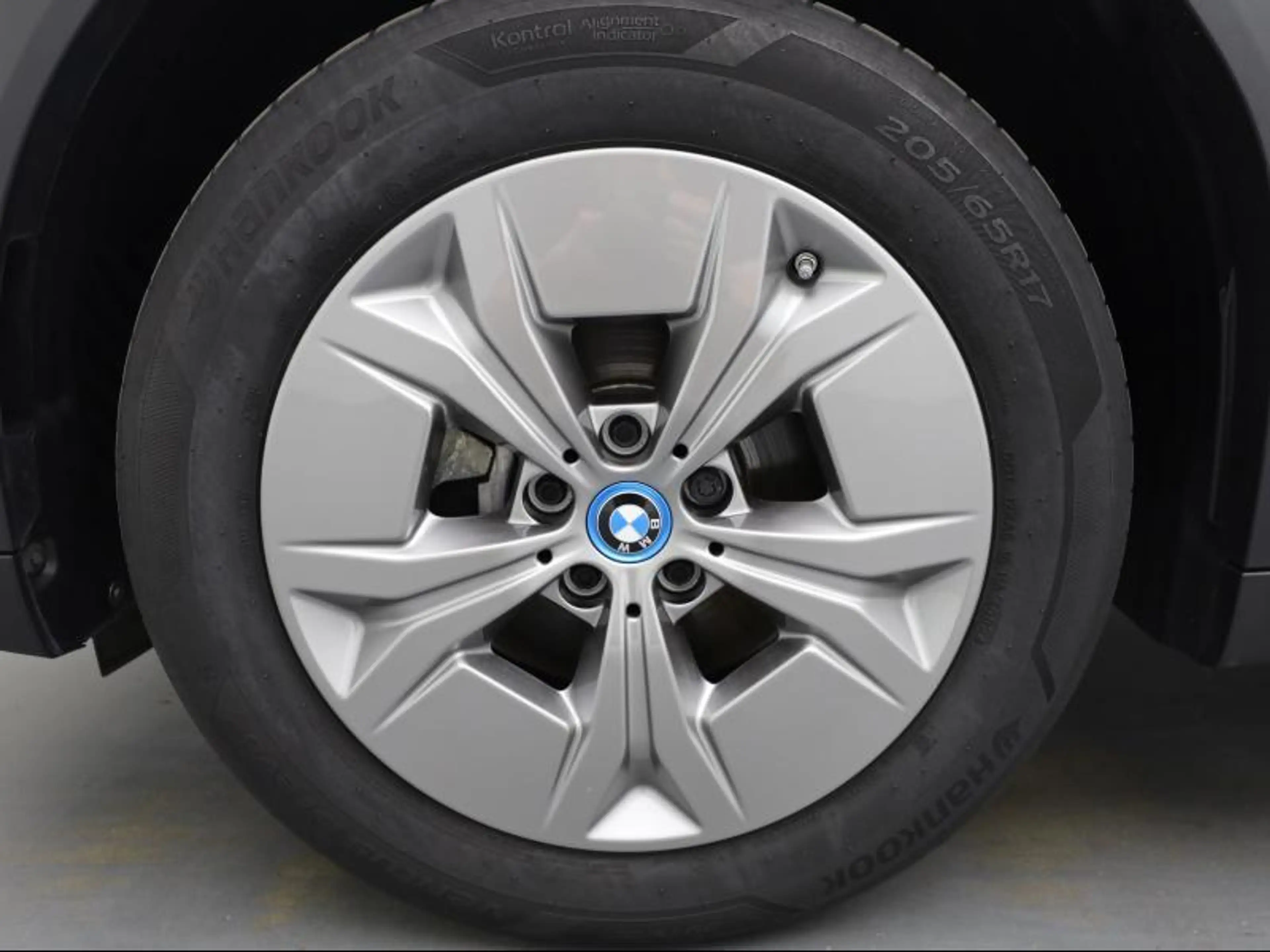 BMW iX2 eDrive20 — photo 8