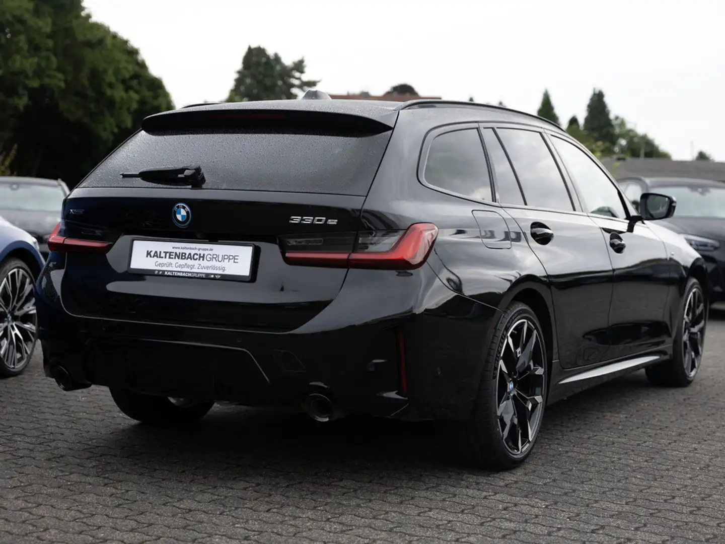 BMW 330 e Touring xDrive M-Sport Pro AHK PANO HUD Schwarz - 2