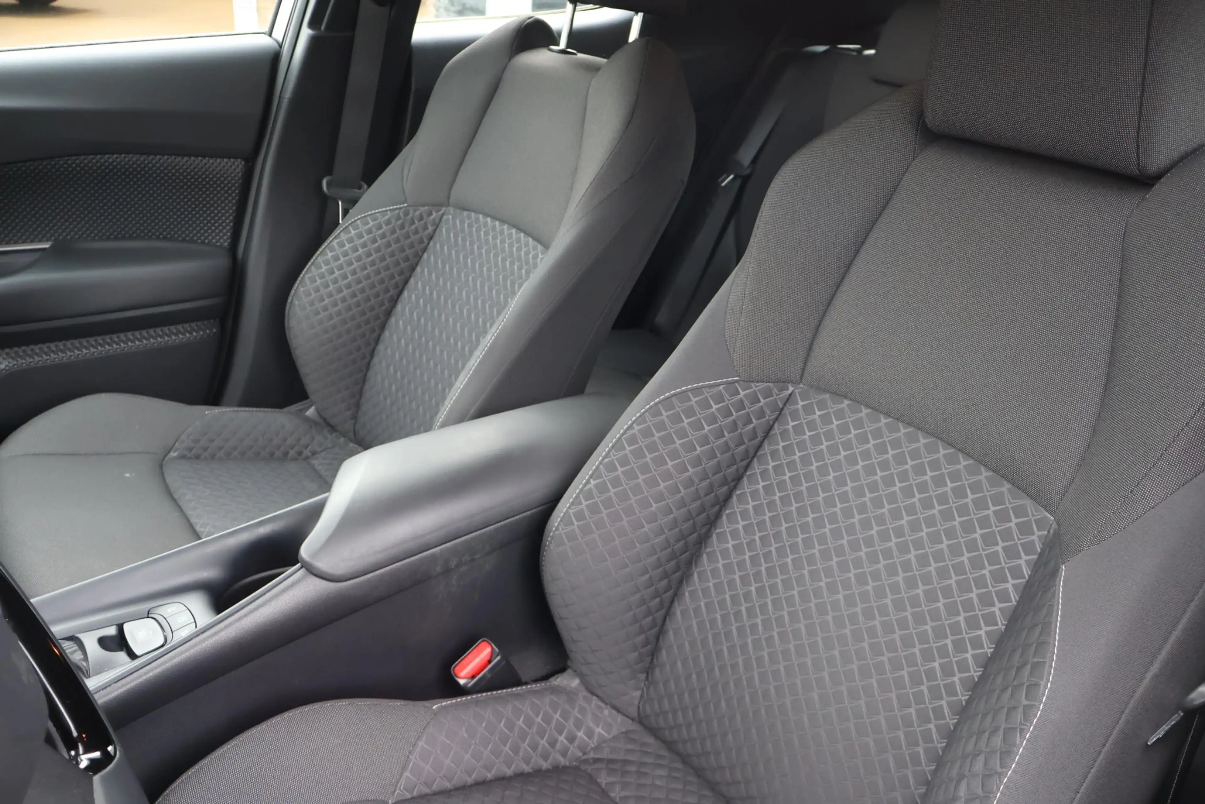 Toyota C-HR 1.8 Hybrid AFN.TREKHAAK AD-CRUISE — photo 9