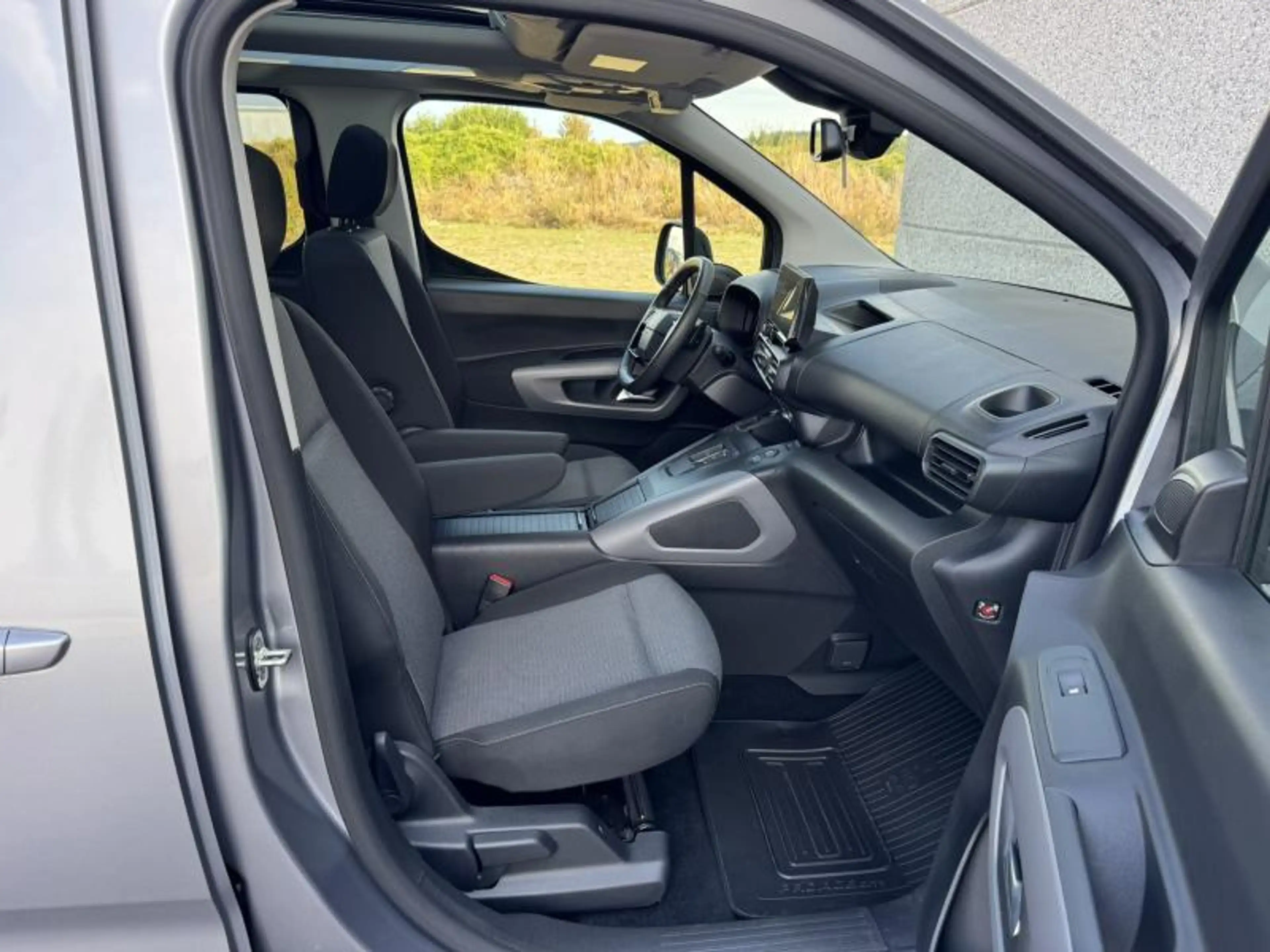Toyota Verso SWB 1.5 Diesel 130hp 8AT Tracks — photo 12