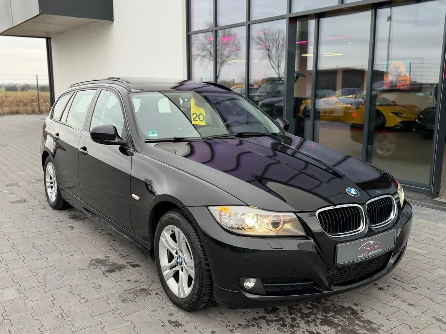 BMW 320 d Touring Autom. Panorama Klima Navi Noir - 2