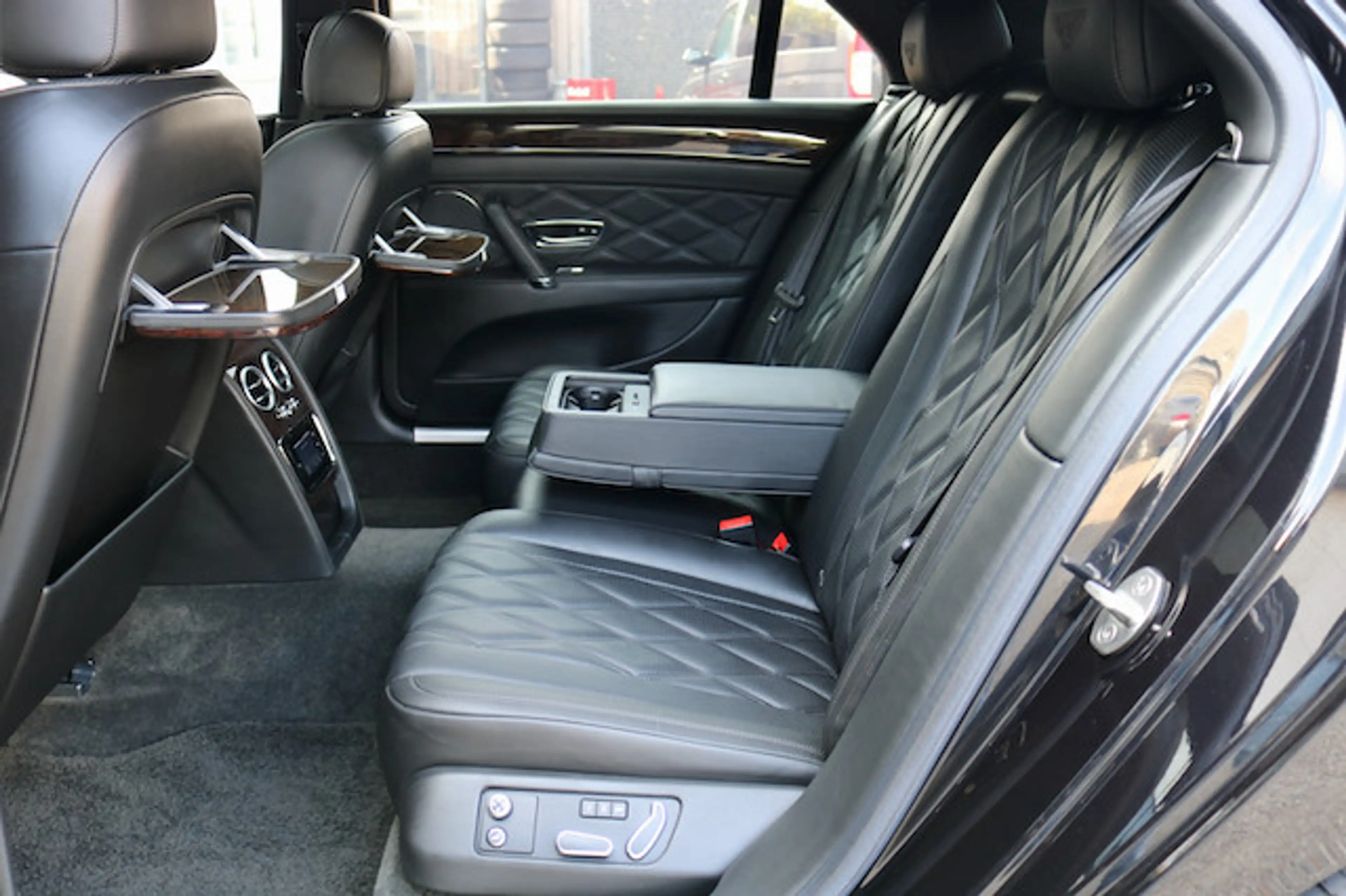 Bentley Flying Spur 4.0 V8 Biturbo Deep black pearl metallic — photo 8