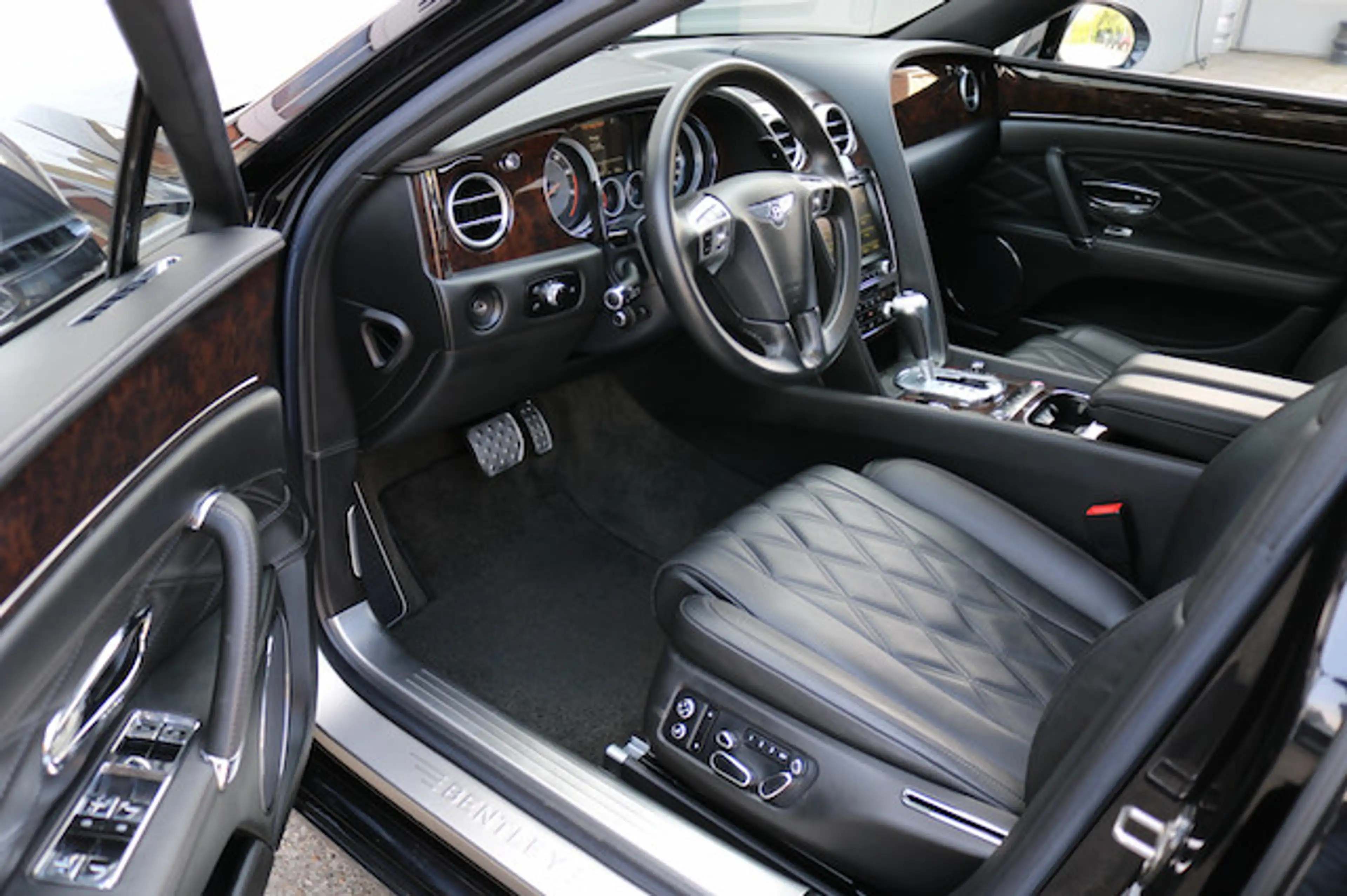 Bentley Flying Spur 4.0 V8 Biturbo Deep black pearl metallic — photo 4