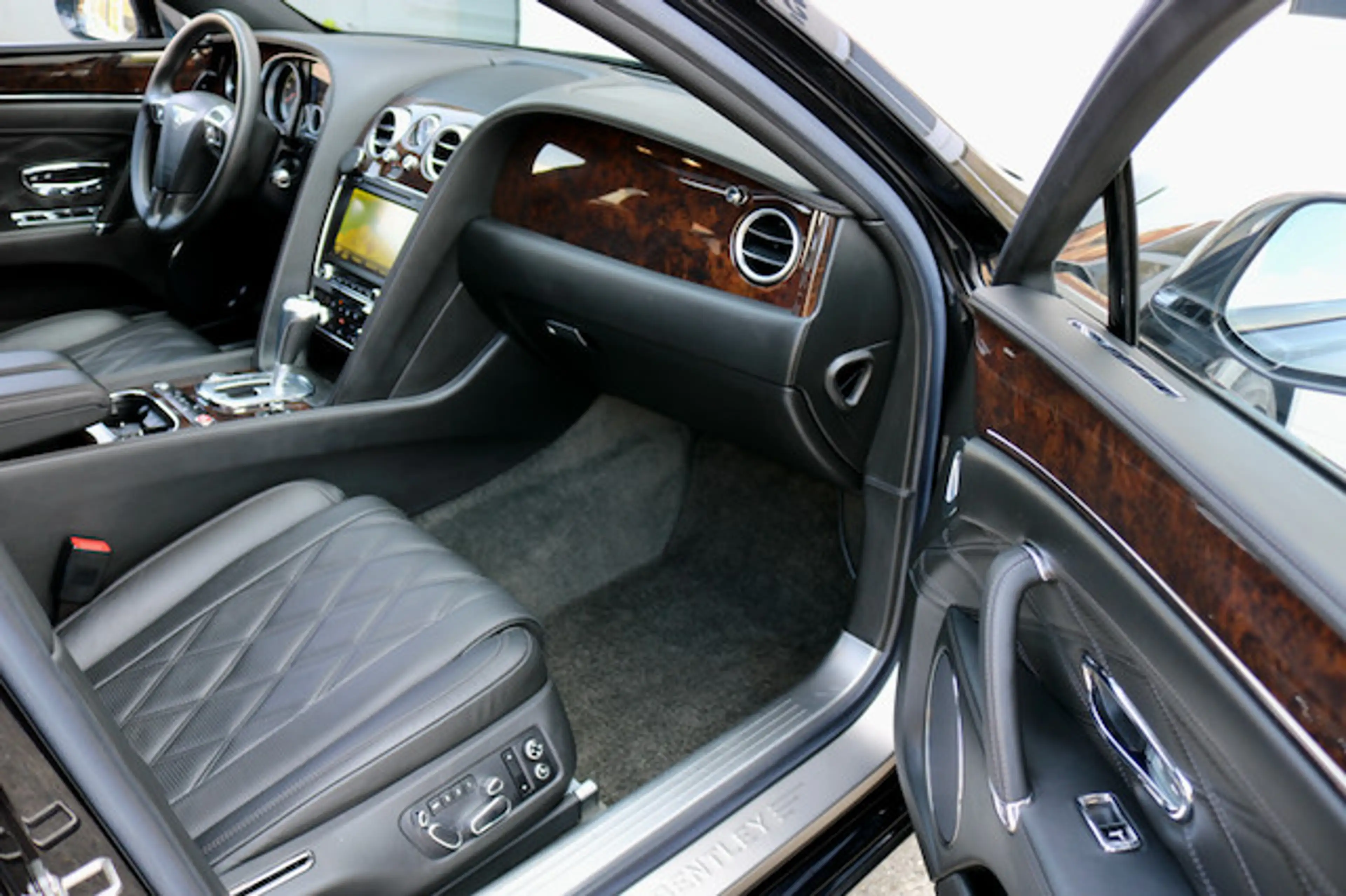 Bentley Flying Spur 4.0 V8 Biturbo Deep black pearl metallic — photo 6