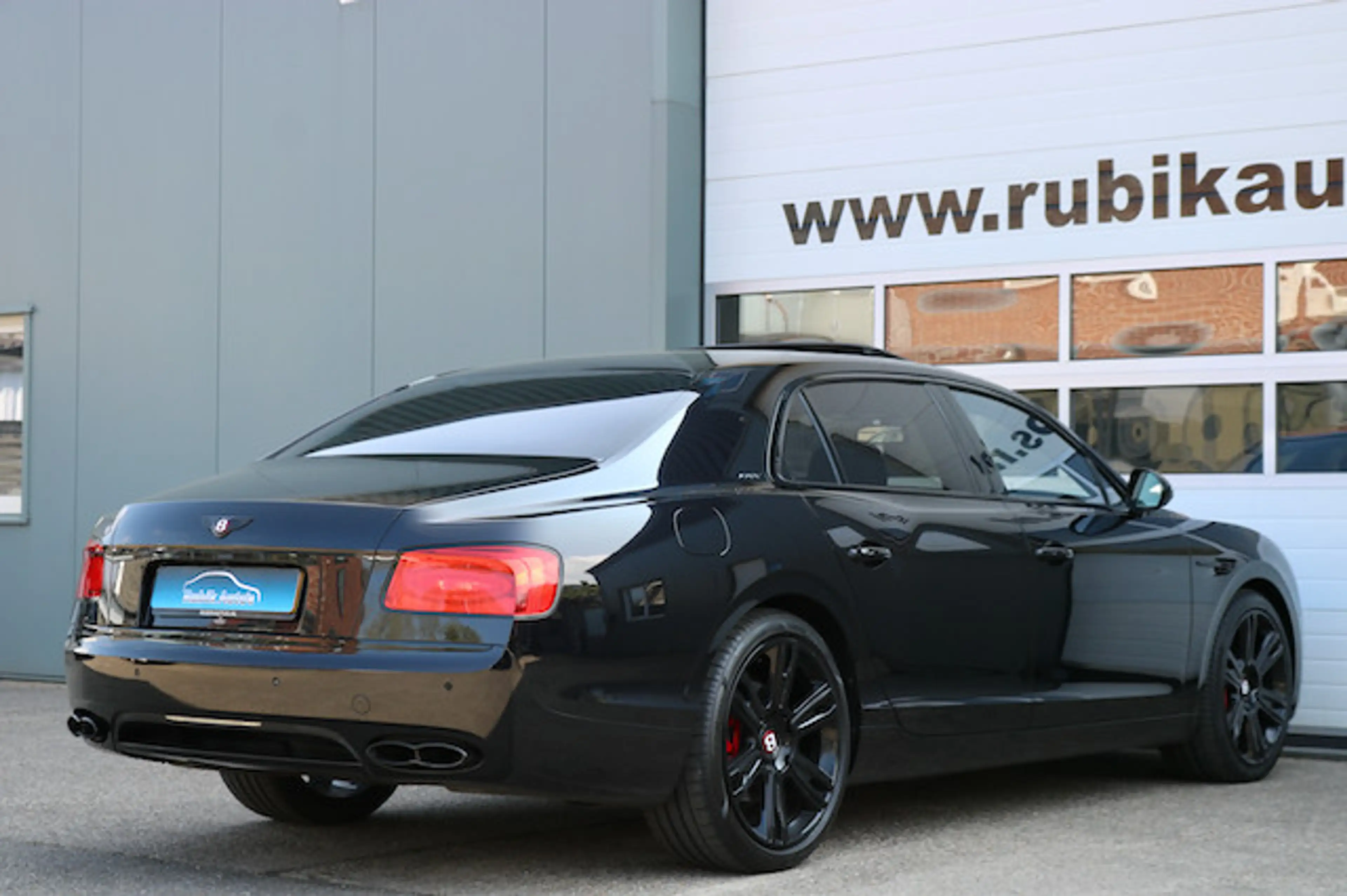 Bentley Flying Spur 4.0 V8 Biturbo Deep black pearl metallic — photo 3