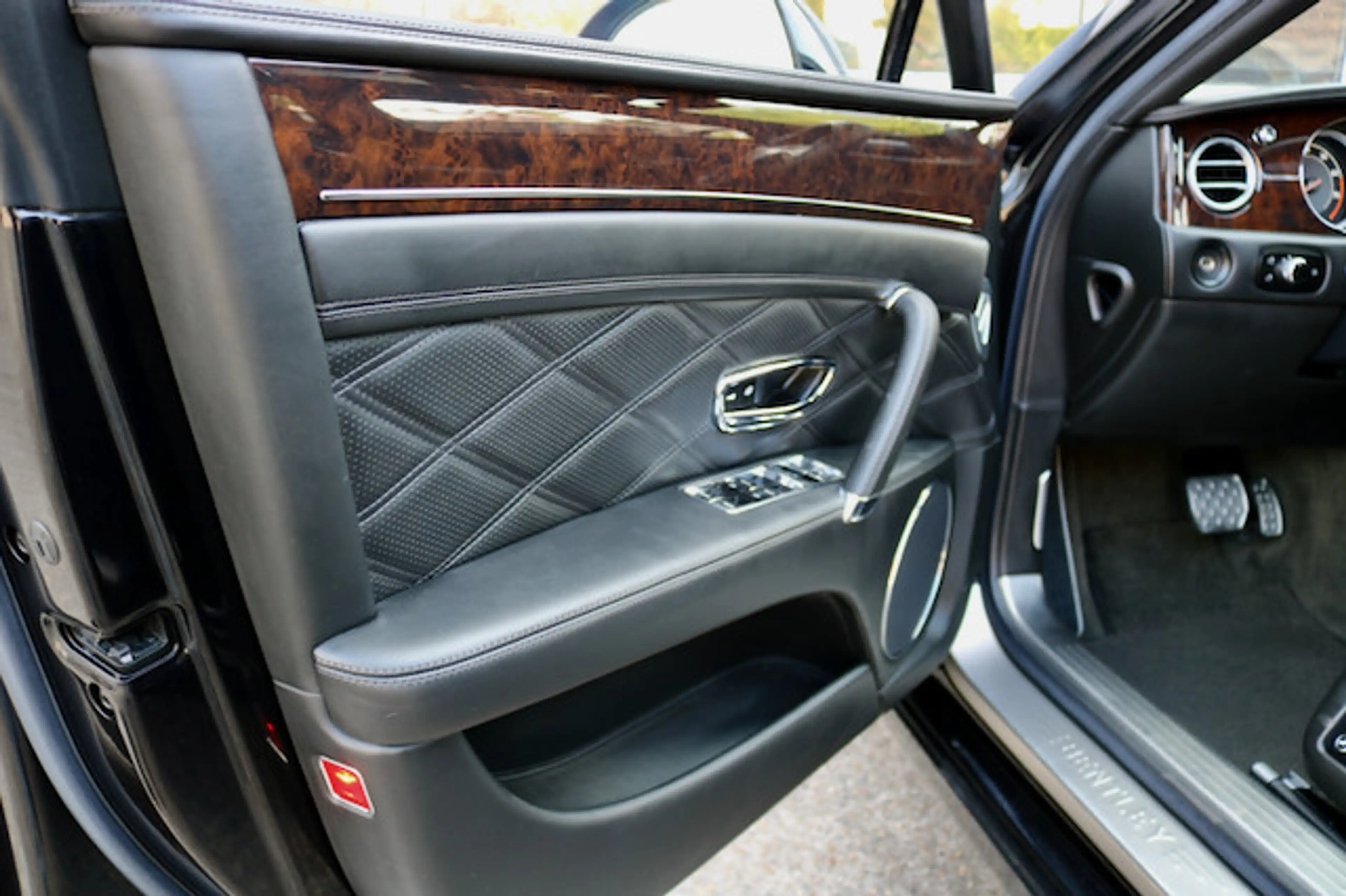 Bentley Flying Spur 4.0 V8 Biturbo Deep black pearl metallic — photo 5