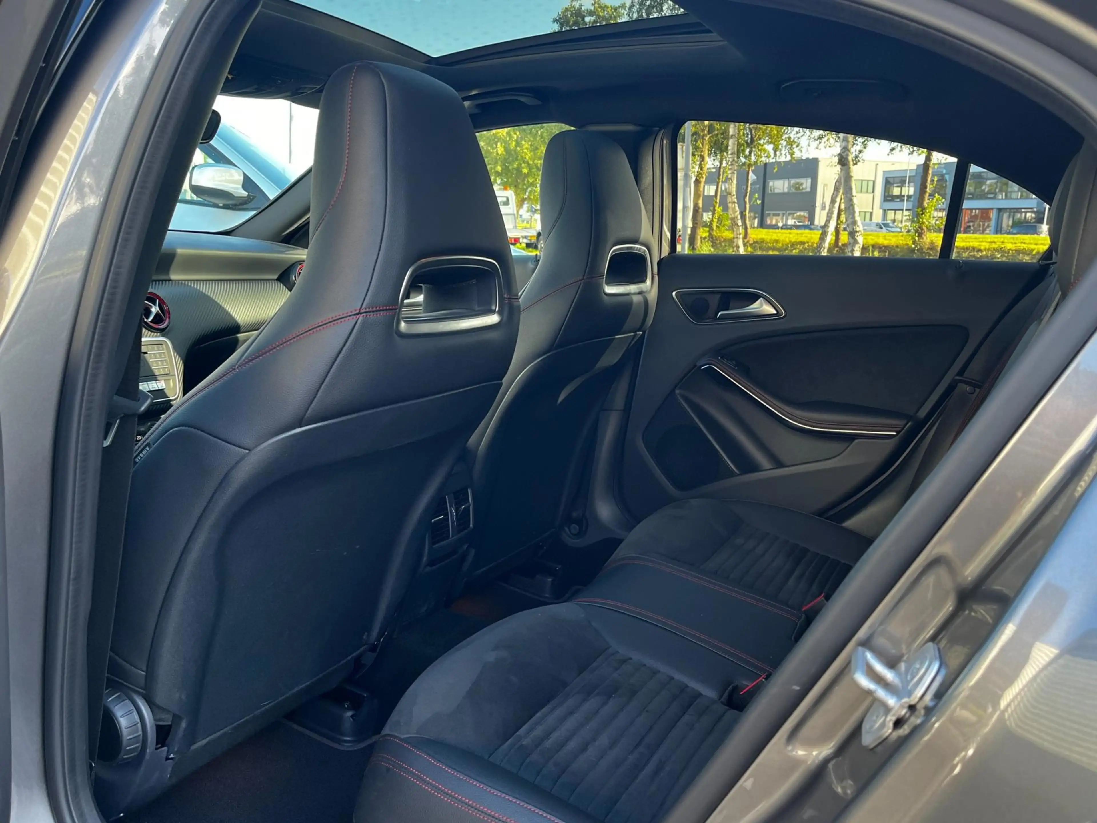 Mercedes-Benz A 45 AMG 4MATIC Pano|Armytrix|Camera|Leder|Navi|381PK|Cruis — photo 18