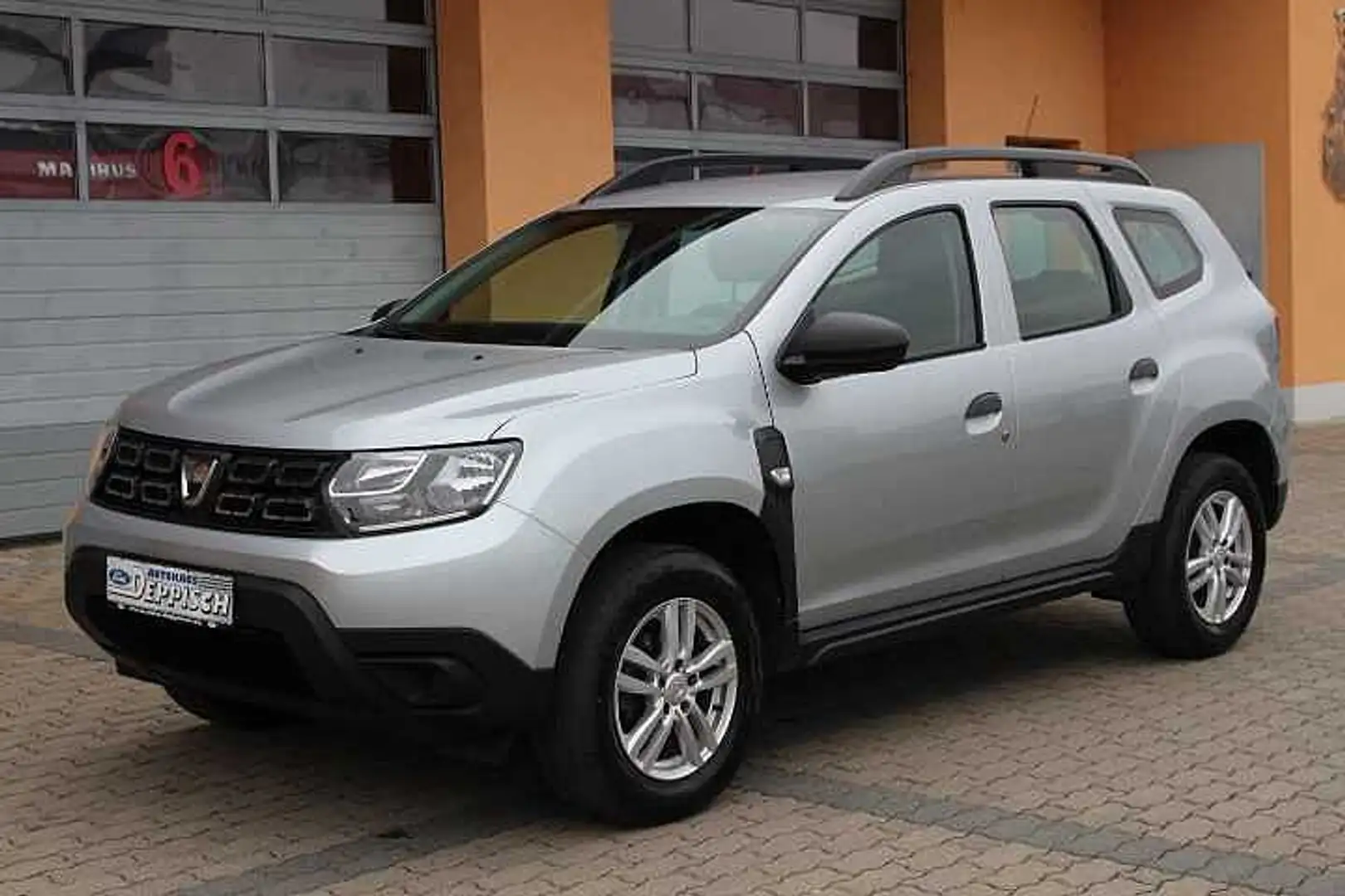 Dacia Duster TCe 90 PS 2WD Essential Silber - 1