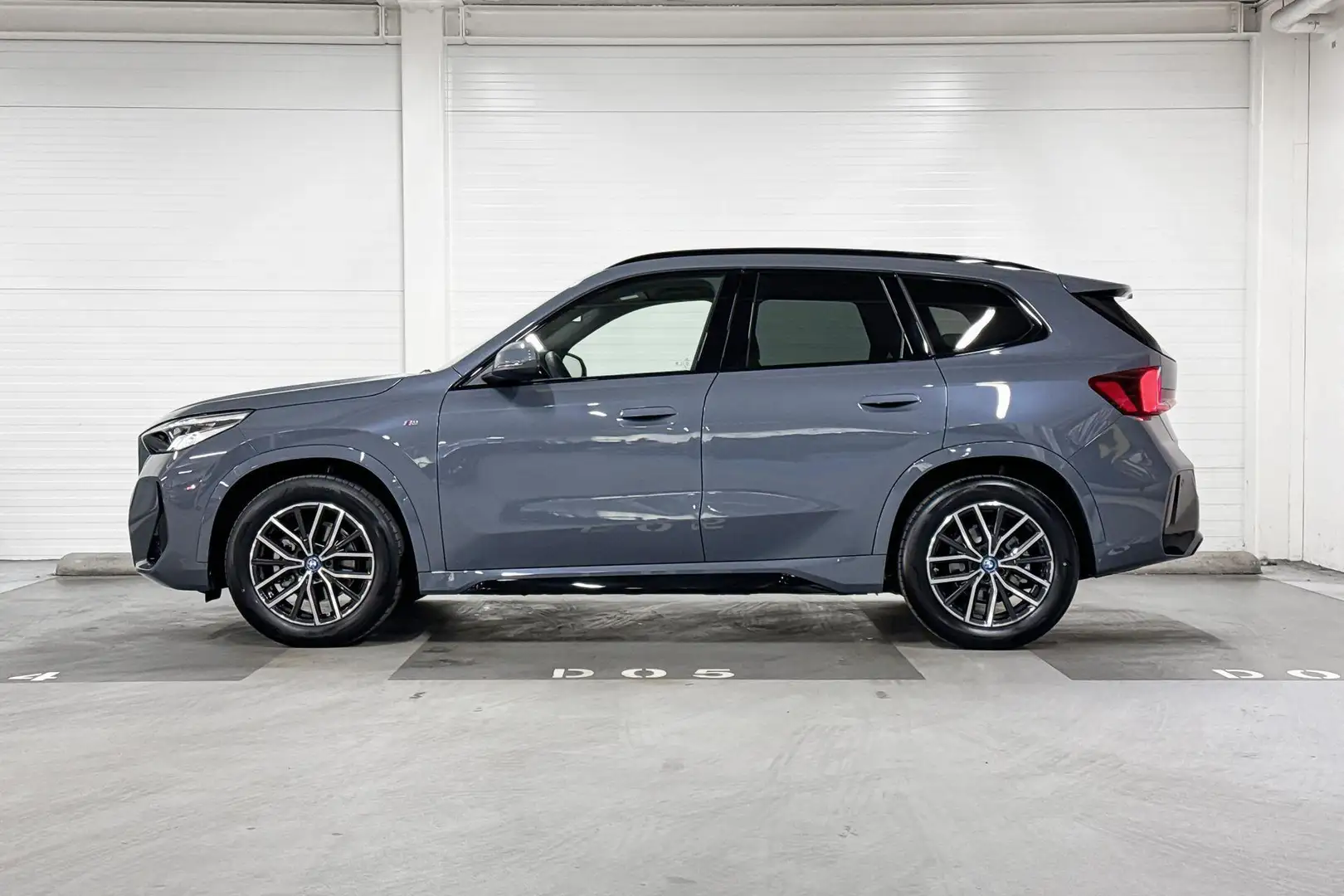 BMW iX1 eDrive20 67 kWh | M-Sport | M-Adaptive Onderstel | Grijs - 2