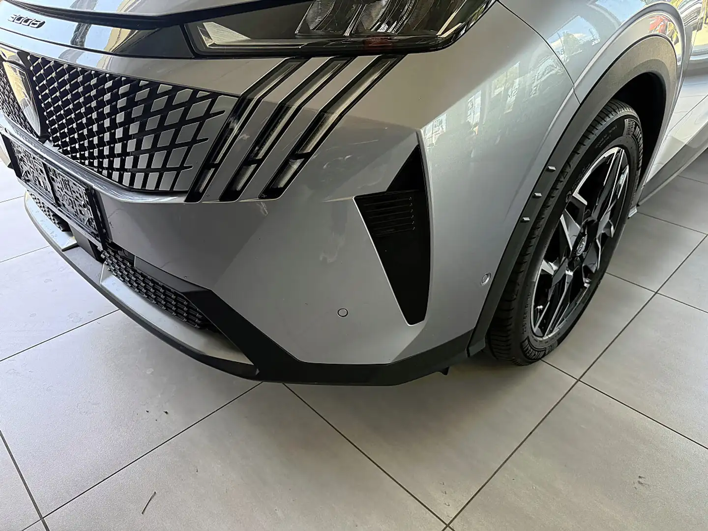 Peugeot 3008 Hybrid 136 E-DCS6 Allure Aut. Grau - 2