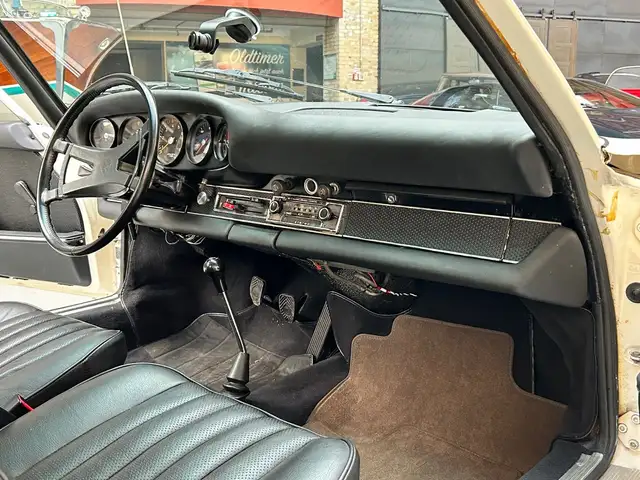 Porsche 911 view 13