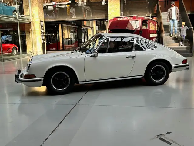 Porsche 911 view 11