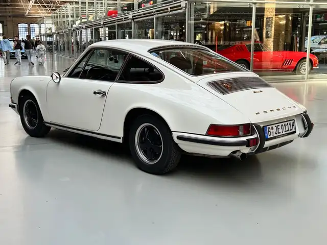 Porsche 911 view 9