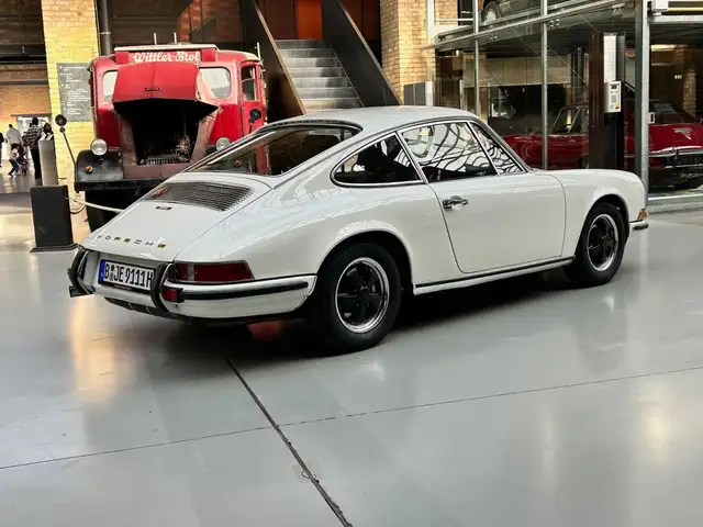 Porsche 911 view 6
