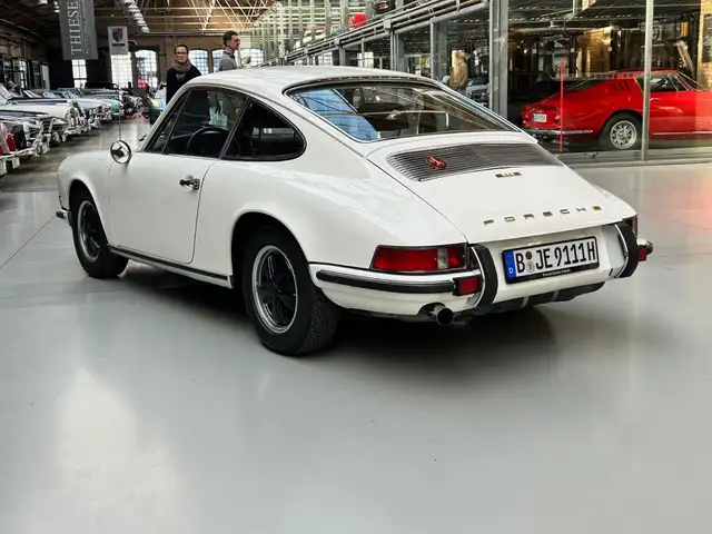 Porsche 911 view 10