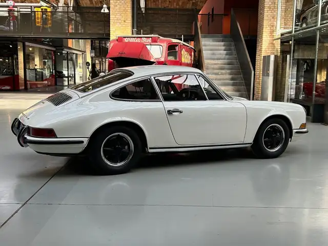 Porsche 911 view 4