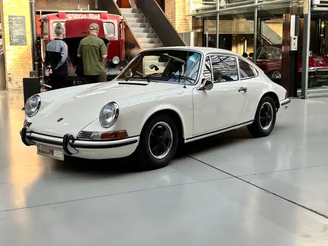 Porsche 911 view 12