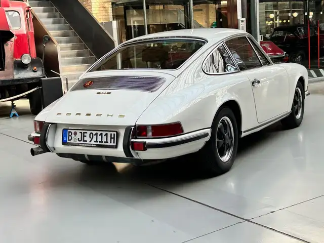 Porsche 911 view 7