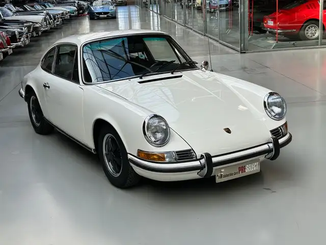 Porsche 911 view 8
