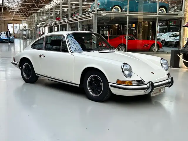 Porsche 911 view 2