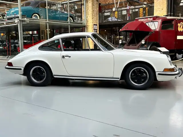 Porsche 911 view 3