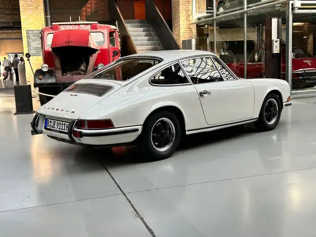 Porsche 911 view 5