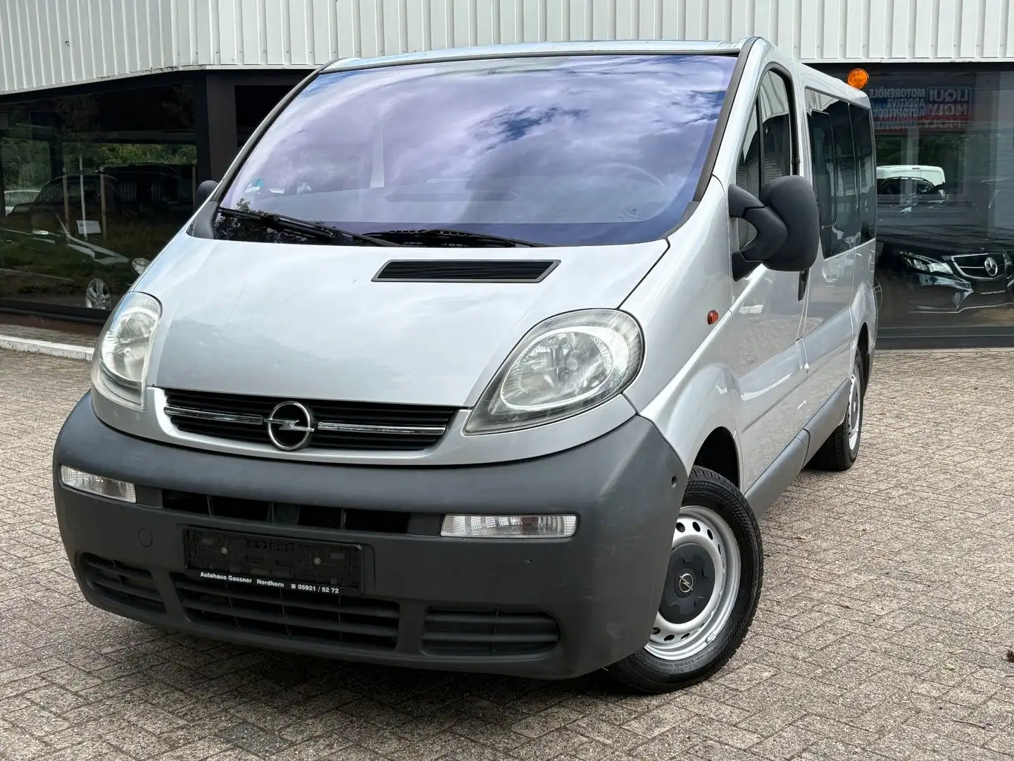 Opel Vivaro Kombi L1H1 2,7t 8 Sitzer 75.000km Silber - 1