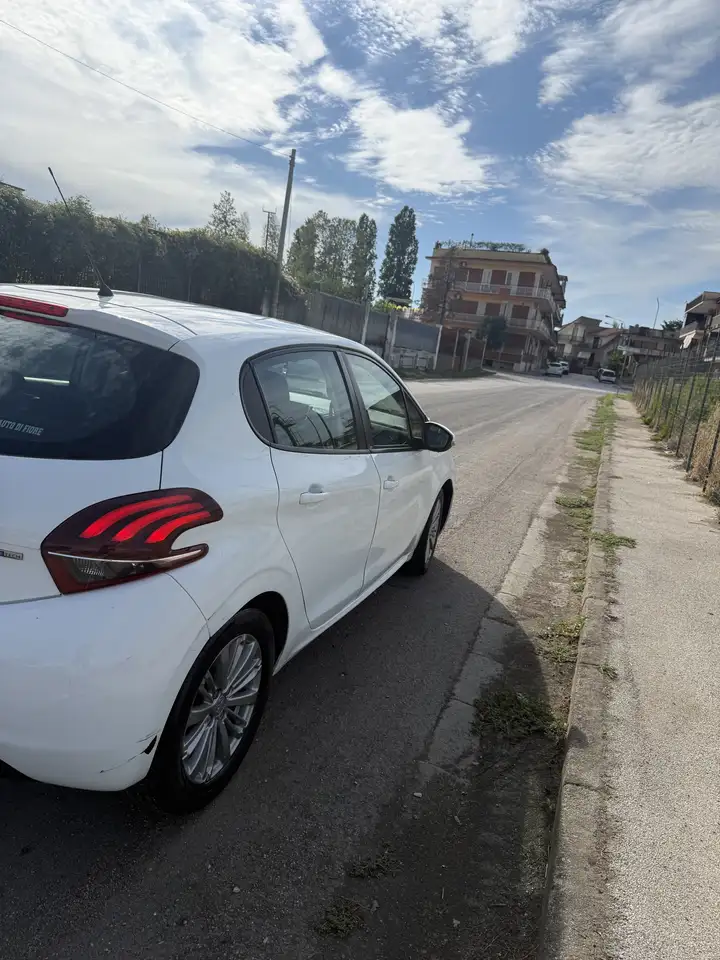Peugeot 208 5p 1.2 puretech Access E6 — photo 1 of 8