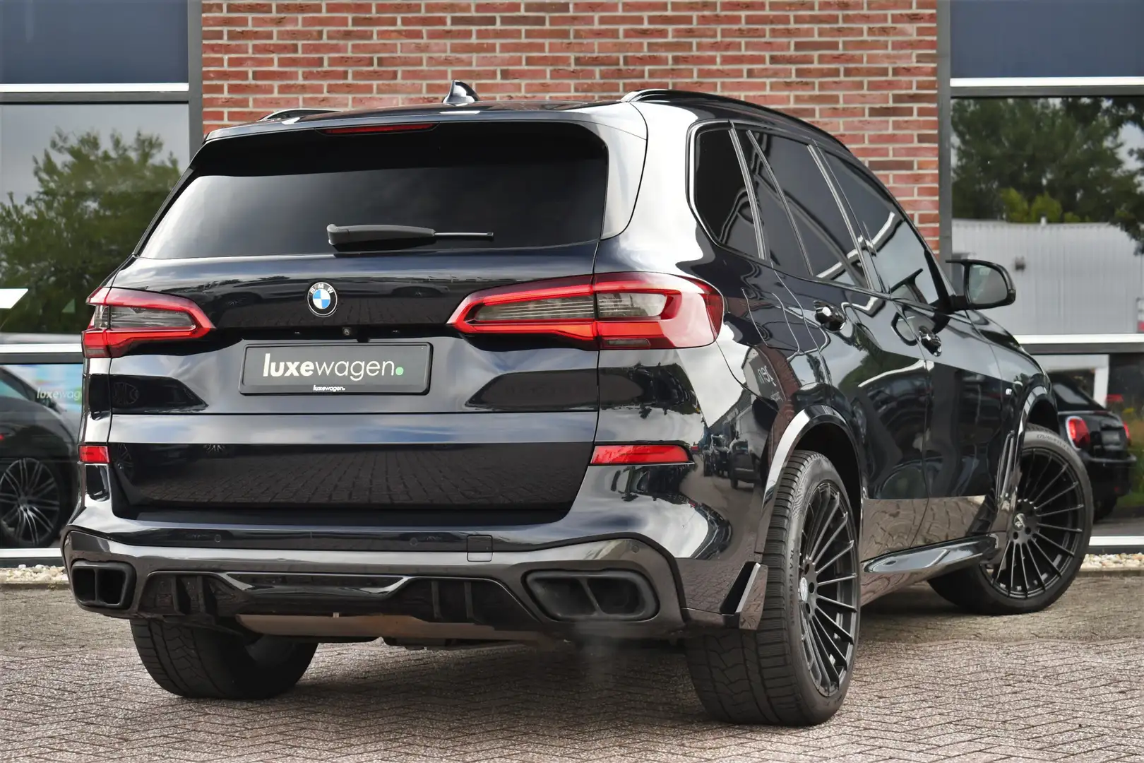 BMW X5 xDrive30d M-Sport Skylounge Comf-stoel H/K Trekh H Zwart - 2